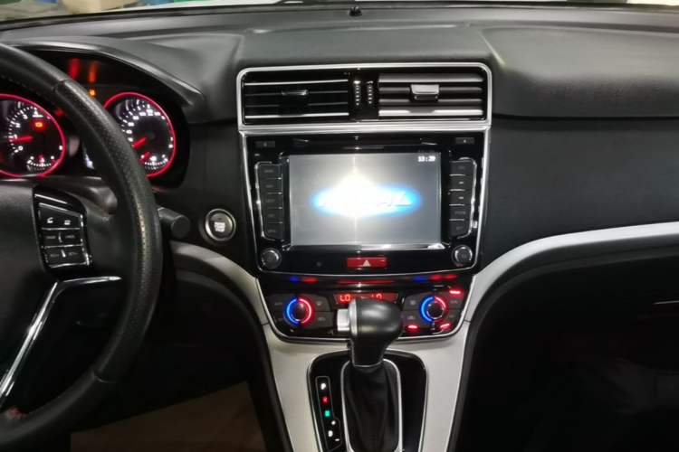 Used Haval H6 2017 Red-Label Sport Edition 1.5T Automatic Two-Wheel Drive Luxury Model Audio And AC Panel