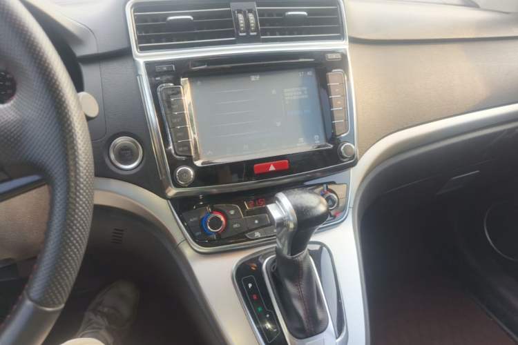 Used Haval H6 2017 Red-Label Sport Edition 1.5T Automatic Two-Wheel Drive Luxury Model Audio And AC Panel