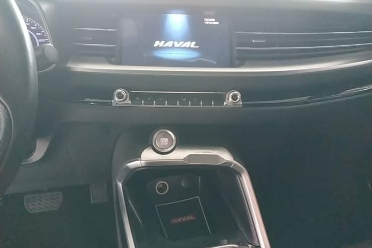 Used Haval H6 2017 Red Label 2.0T Automatic Two-Wheel Drive ZhiShang Model Audio And AC Panel