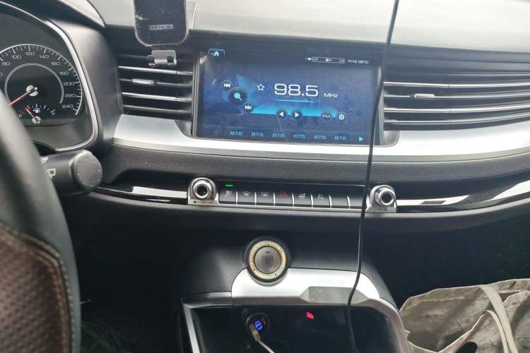 Used Haval H6 2017 Red Label 2.0T Automatic Two-Wheel Drive ZhiShang Model Audio And AC Panel