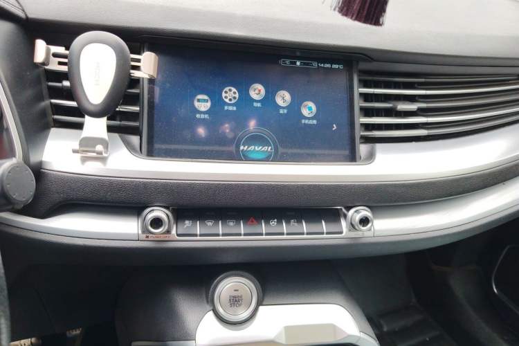 Used Haval H6 2017 Red Label 2.0T Automatic Two-Wheel Drive ZhiShang Model Audio And AC Panel