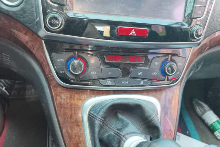 Used Haval H6 2017 Red-Label Sport Edition 1.5T Manual Two-Wheel Drive Elite Model Audio And AC Panel