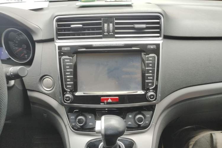 Used Haval H6 2017 Revised Blue-Label Sport Version 1.5T Automatic Two-Wheel Drive Luxury Trim Audio And AC Panel