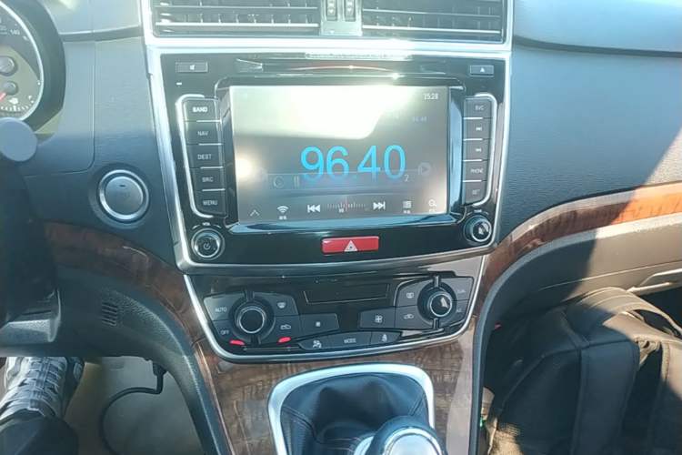 Used Haval H6 2017 Red-Label Sport Edition 1.5T Manual Two-Wheel Drive Elite Model Audio And AC Panel