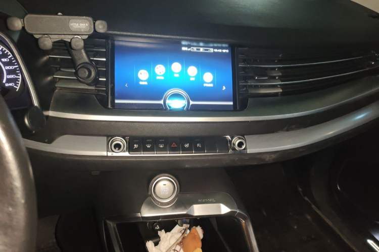 Used Haval H6 2017 Red Label 2.0T Automatic Two-Wheel Drive ZhiShang Model Audio And AC Panel