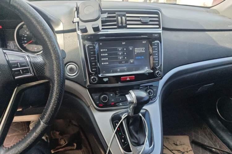 Used Haval H6 2017 Red-Label Sport Edition 1.5T Automatic Two-Wheel Drive Luxury Model Audio And AC Panel