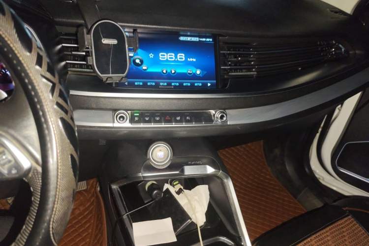 Used Haval H6 2017 Red Label 2.0T Automatic Two-Wheel Drive ZhiShang Model Audio And AC Panel