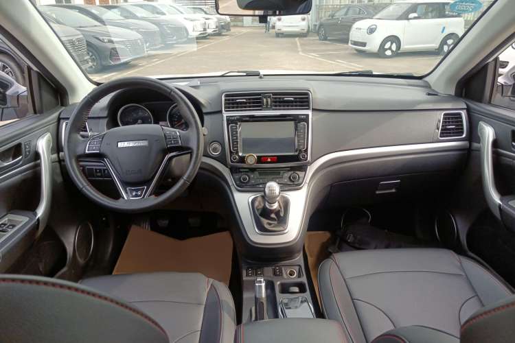 Used Haval H6 2017 Blue Label Sport Edition 2.0T Diesel Manual Two-Wheel Drive Elite Model Center Console
