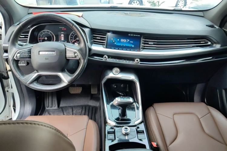 Used Haval H6 2017 Red Label 2.0T Automatic Two-Wheel Drive ZhiShang Model Center Console