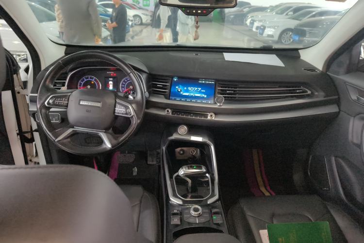 Used Haval H6 2017 Blue Label 1.3T Automatic Two-Wheel Drive ZhiShang Model Center Console