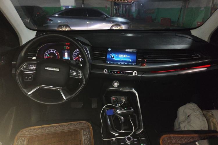 Used Haval H6 2017 Red Label 2.0T Automatic Two-Wheel Drive ZhiShang Model Center Console