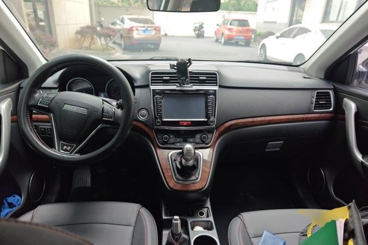 Used Haval H6 2017 Red-Label Sport Edition 1.5T Manual Two-Wheel Drive Elite Model Center Console