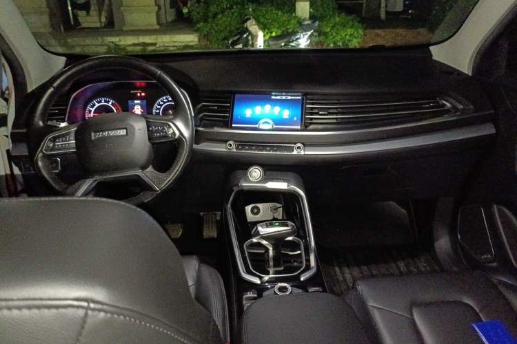 Used Haval H6 2017 Red Label 2.0T Automatic Two-Wheel Drive ZhiShang Model Center Console