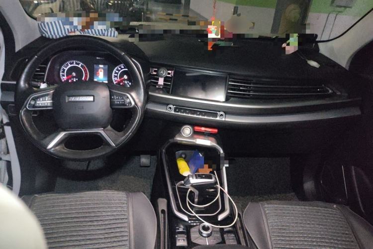 Used Haval H6 2017 Red Label 2.0T Automatic Two-Wheel Drive ZhiShang Model Center Console