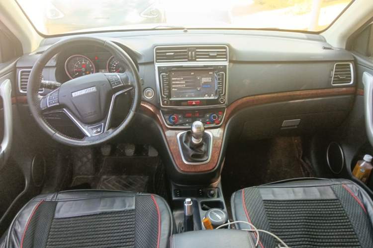 Used Haval H6 2017 Red-Label Sport Edition 1.5T Manual Two-Wheel Drive Elite Model Center Console