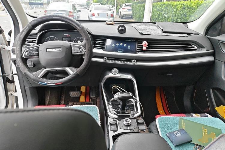 Used Haval H6 2017 Red Label 2.0T Automatic Two-Wheel Drive ZhiShang Model Center Console