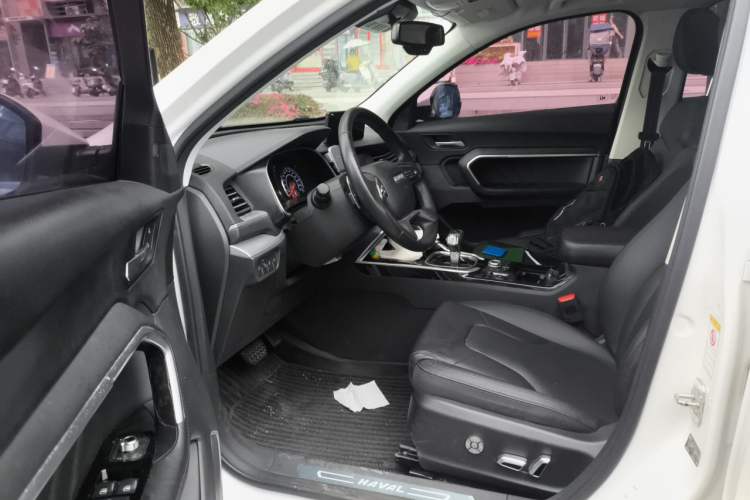 Used Haval H6 2017 Red Label 2.0T Automatic Two-Wheel Drive ZhiShang Model Driver Seat