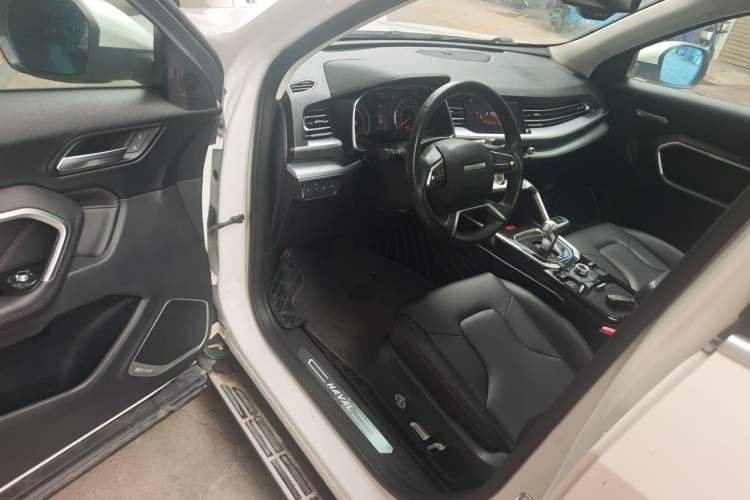 Used Haval H6 2017 Red Label 2.0T Automatic Two-Wheel Drive ZhiShang Model Driver Seat