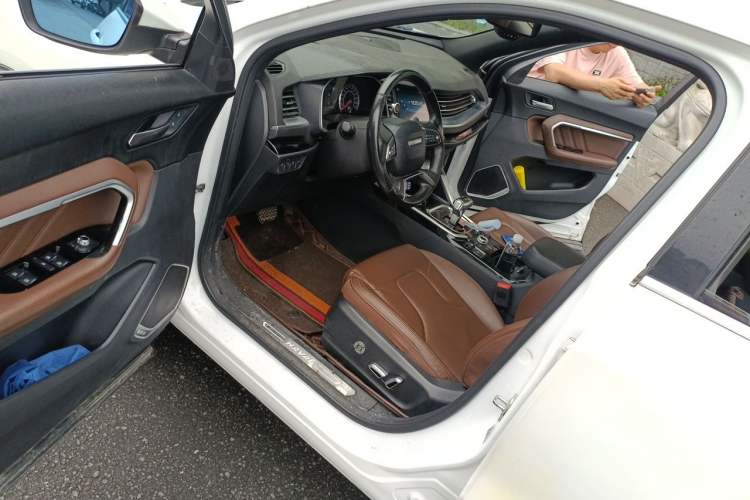 Used Haval H6 2017 Red Label 2.0T Automatic Two-Wheel Drive ZhiShang Model Driver Seat