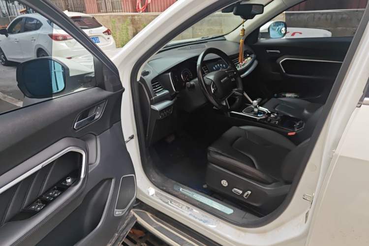 Used Haval H6 2017 Red Label 2.0T Automatic Two-Wheel Drive ZhiShang Model Driver Seat