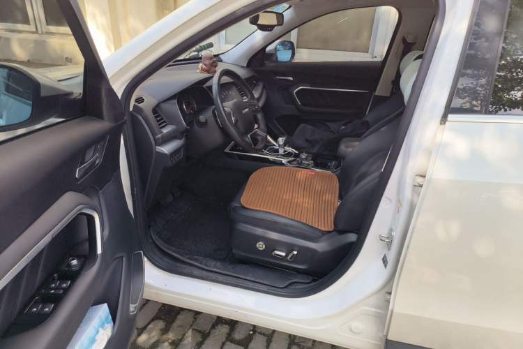 Used Haval H6 2017 Red Label 2.0T Automatic Two-Wheel Drive ZhiShang Model Driver Seat