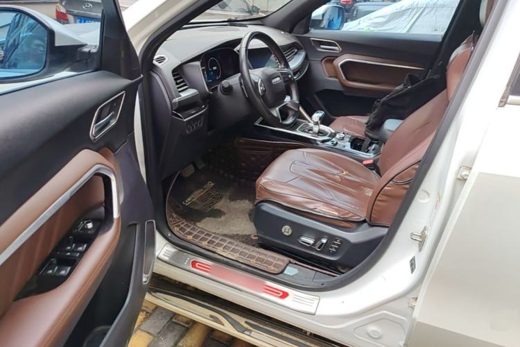 Used Haval H6 2017 Red Label 2.0T Automatic Two-Wheel Drive ZhiShang Model Driver Seat