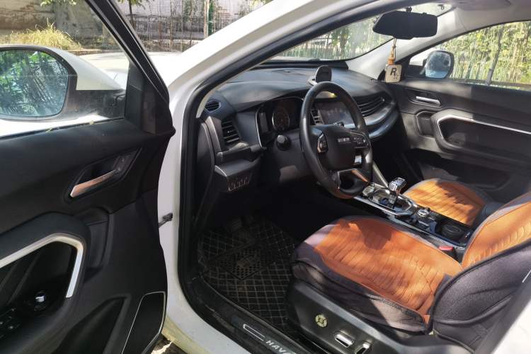 Used Haval H6 2017 Red Label 2.0T Automatic Two-Wheel Drive ZhiShang Model Driver Seat