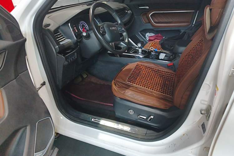 Used Haval H6 2017 Red Label 2.0T Automatic Two-Wheel Drive ZhiShang Model Driver Seat