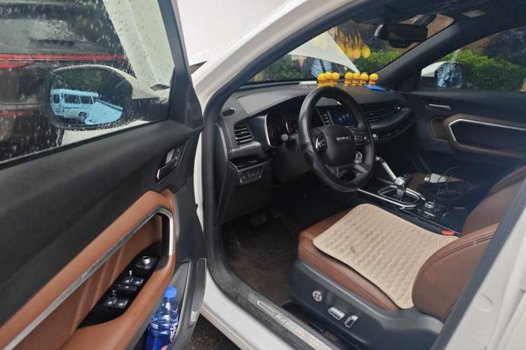Used Haval H6 2017 Red Label 2.0T Automatic Two-Wheel Drive ZhiShang Model Driver Seat