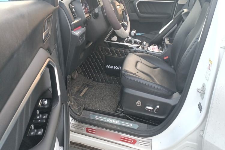 Used Haval H6 2017 Red Label 2.0T Automatic Two-Wheel Drive ZhiShang Model Driver Seat
