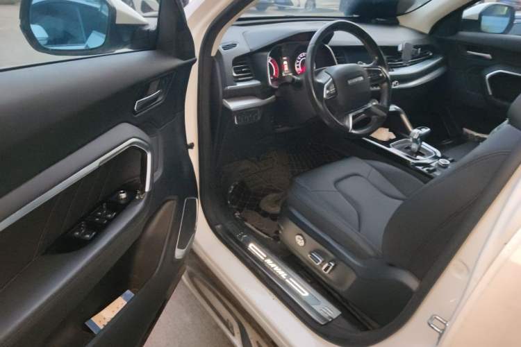 Used Haval H6 2017 Red Label 2.0T Automatic Two-Wheel Drive ZhiShang Model Driver Seat