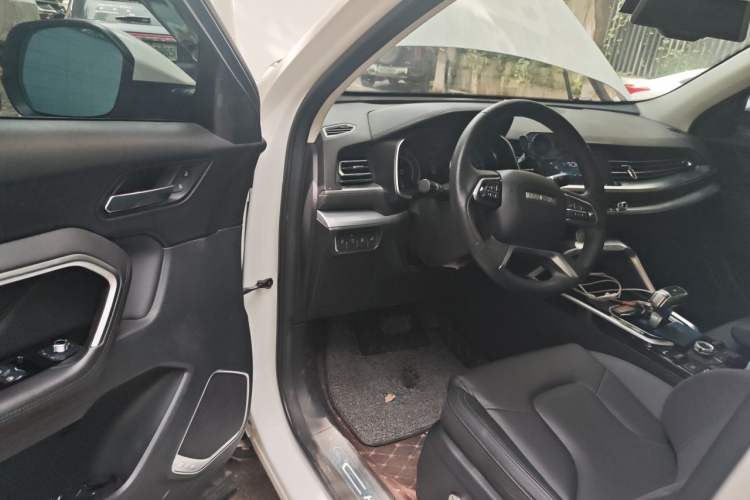 Used Haval H6 2017 Red Label 2.0T Automatic Two-Wheel Drive ZhiShang Model Driver Seat