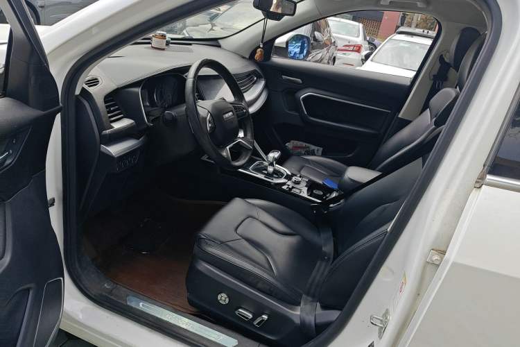 Used Haval H6 2017 Red Label 2.0T Automatic Two-Wheel Drive ZhiShang Model Driver Seat