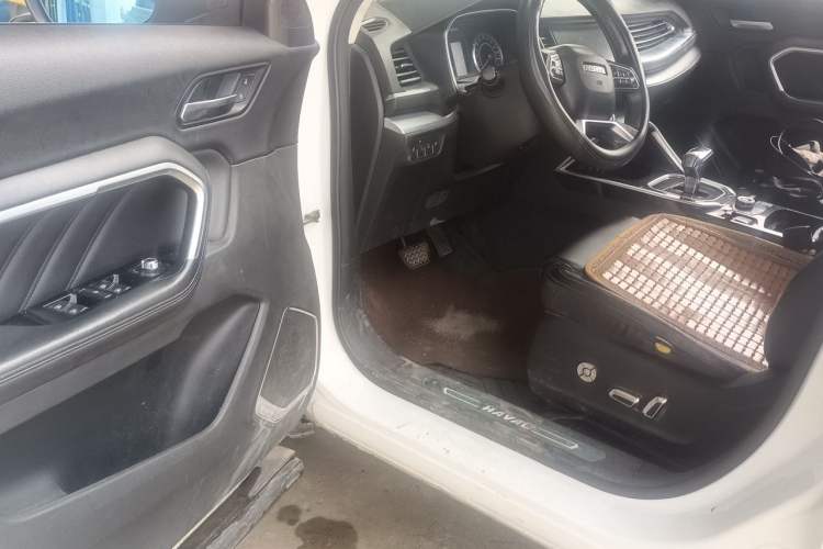 Used Haval H6 2017 Red Label 2.0T Automatic Two-Wheel Drive ZhiShang Model Driver Seat