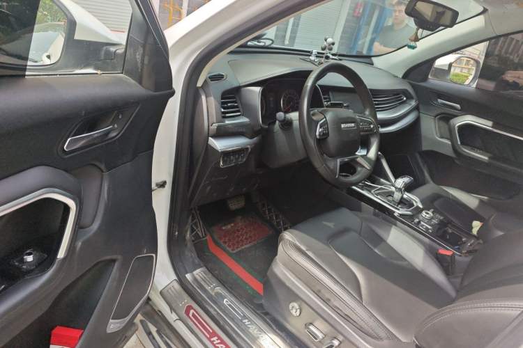Used Haval H6 2017 Red Label 2.0T Automatic Two-Wheel Drive ZhiShang Model Driver Seat