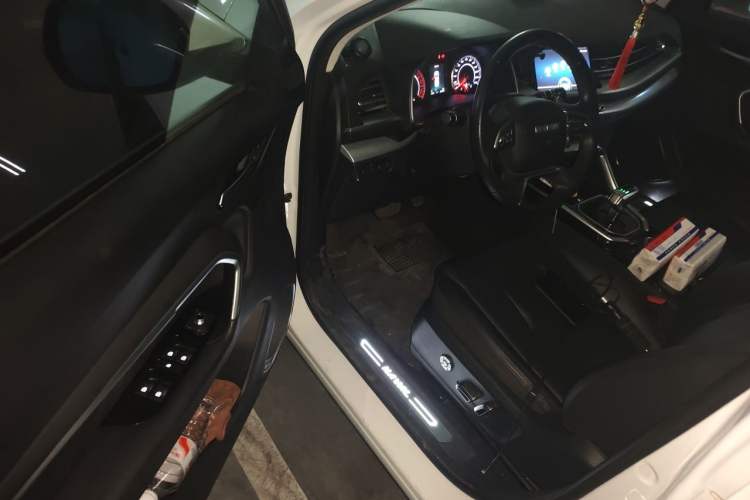 Used Haval H6 2017 Red Label 2.0T Automatic Two-Wheel Drive ZhiShang Model Driver Seat