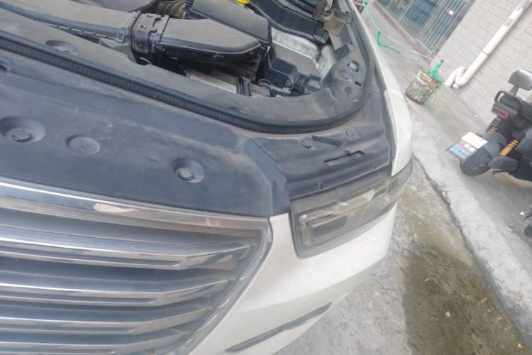 Used Haval H6 2017 Red Label 2.0T Automatic Two-Wheel Drive ZhiShang Model Engine Bay Left