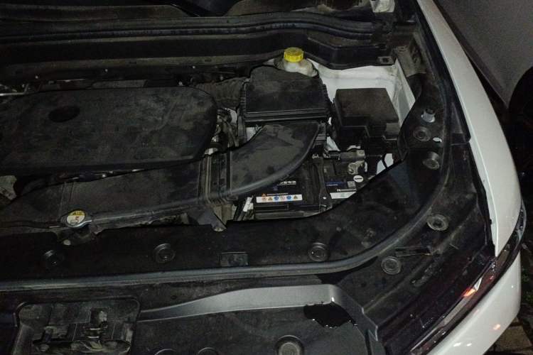 Used Haval H6 2017 Red Label 2.0T Automatic Two-Wheel Drive ZhiShang Model Engine Bay Left