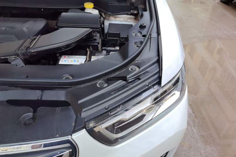 Used Haval H6 2017 Red Label 2.0T Automatic Two-Wheel Drive ZhiShang Model Engine Bay Left