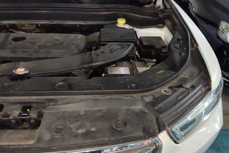 Used Haval H6 2017 Red Label 2.0T Automatic Two-Wheel Drive ZhiShang Model Engine Bay Left