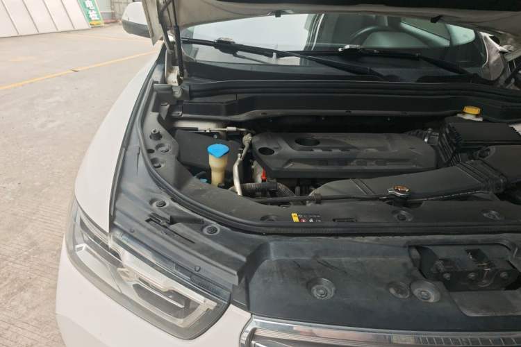Used Haval H6 2017 Red Label 2.0T Automatic Two-Wheel Drive ZhiShang Model Engine Bay Right
