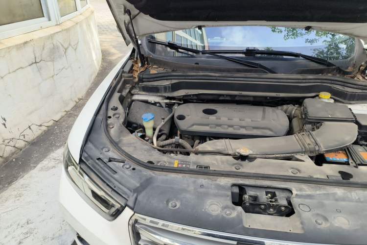 Used Haval H6 2017 Red Label 2.0T Automatic Two-Wheel Drive ZhiShang Model Engine Bay Right