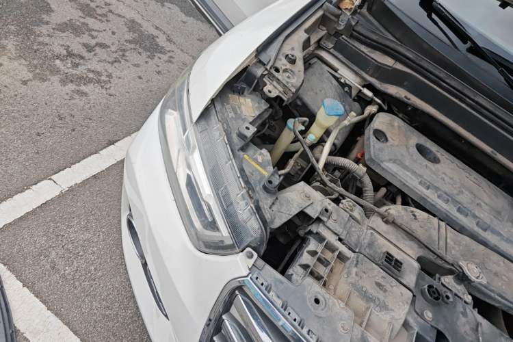 Used Haval H6 2017 Red Label 2.0T Automatic Two-Wheel Drive ZhiShang Model Engine Bay Right
