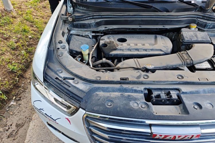 Used Haval H6 2017 Red Label 2.0T Automatic Two-Wheel Drive ZhiShang Model Engine Bay Right