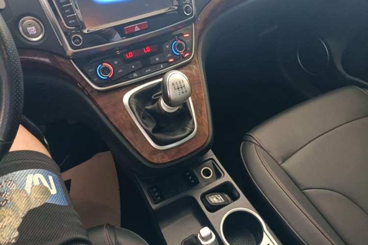 Used Haval H6 2017 Red-Label Sport Edition 1.5T Manual Two-Wheel Drive Elite Model Gear Lever