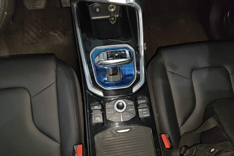 Used Haval H6 2017 Red-Label 1.3T Automatic Two-Wheel Drive ZhiShang Model Gear Lever