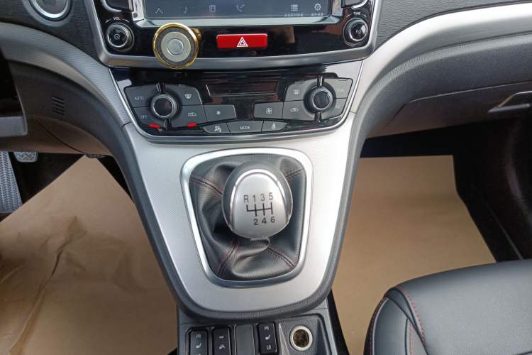 Used Haval H6 2017 Blue Label Sport Edition 2.0T Diesel Manual Two-Wheel Drive Elite Model Gear Lever