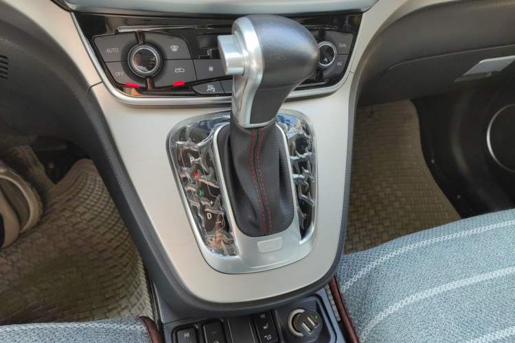 Used Haval H6 2017 Restyled Red-Label Sport Version 1.5T Automatic Two-Wheel Drive Luxury Trim Gear Lever