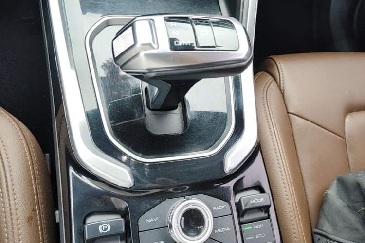 Used Haval H6 2017 Blue Label 2.0T Automatic Two-Wheel Drive Leading Model Gear Lever