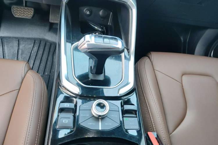 Used Haval H6 2017 Red Label 2.0T Automatic Two-Wheel Drive ZhiShang Model Gear Lever